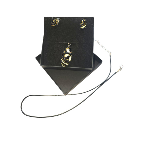 Rubylishious
Silver set of earrings and pendant almond shape black, gold white - Picture 1 of 2